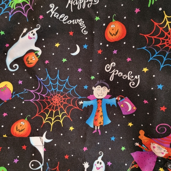 Cherokee HALLOWEEN Workwear Multi Color Womens Nurse Scrub Top SZ Medium - Picture 4 of 6